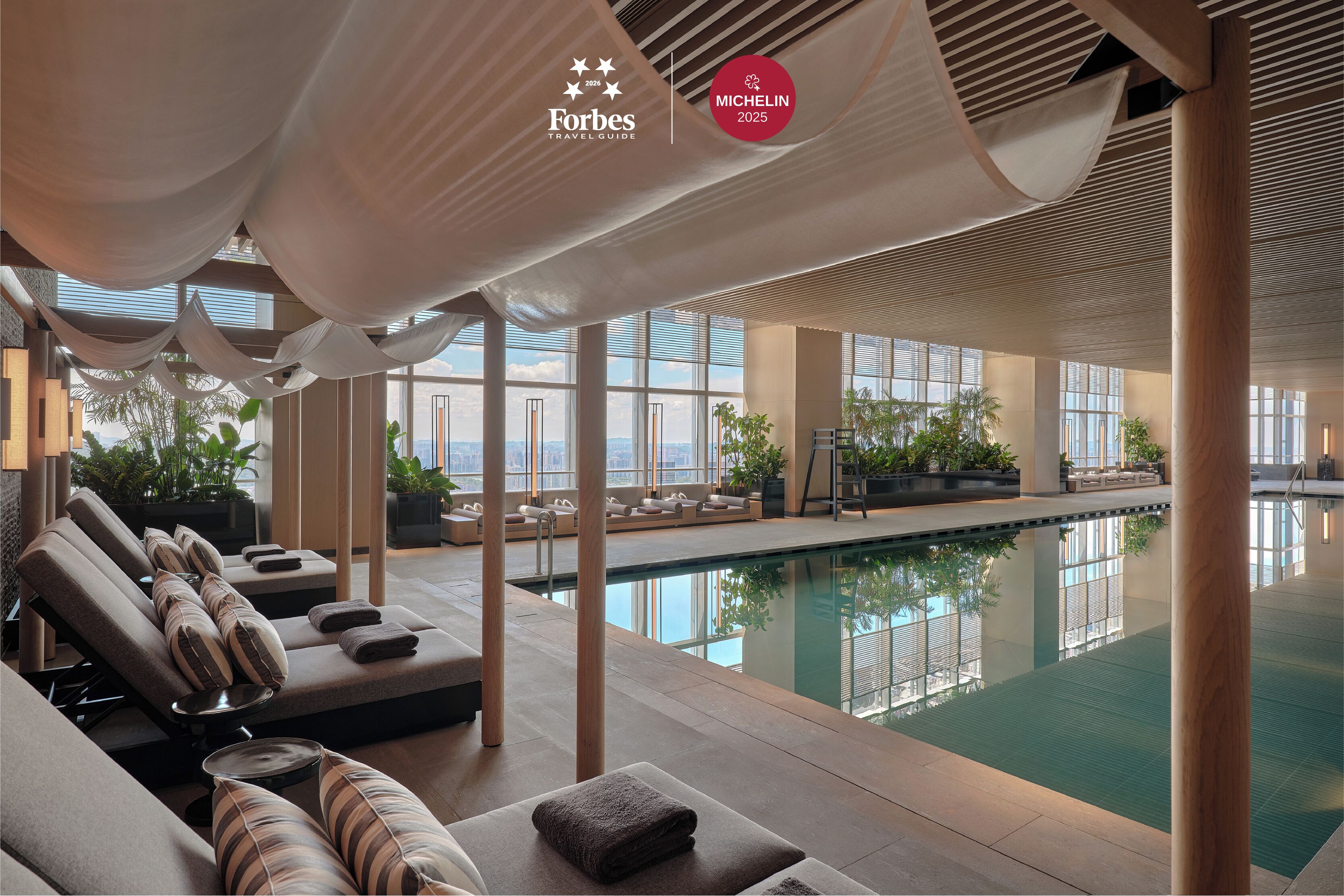 من حمّامات السباحة المغطاة