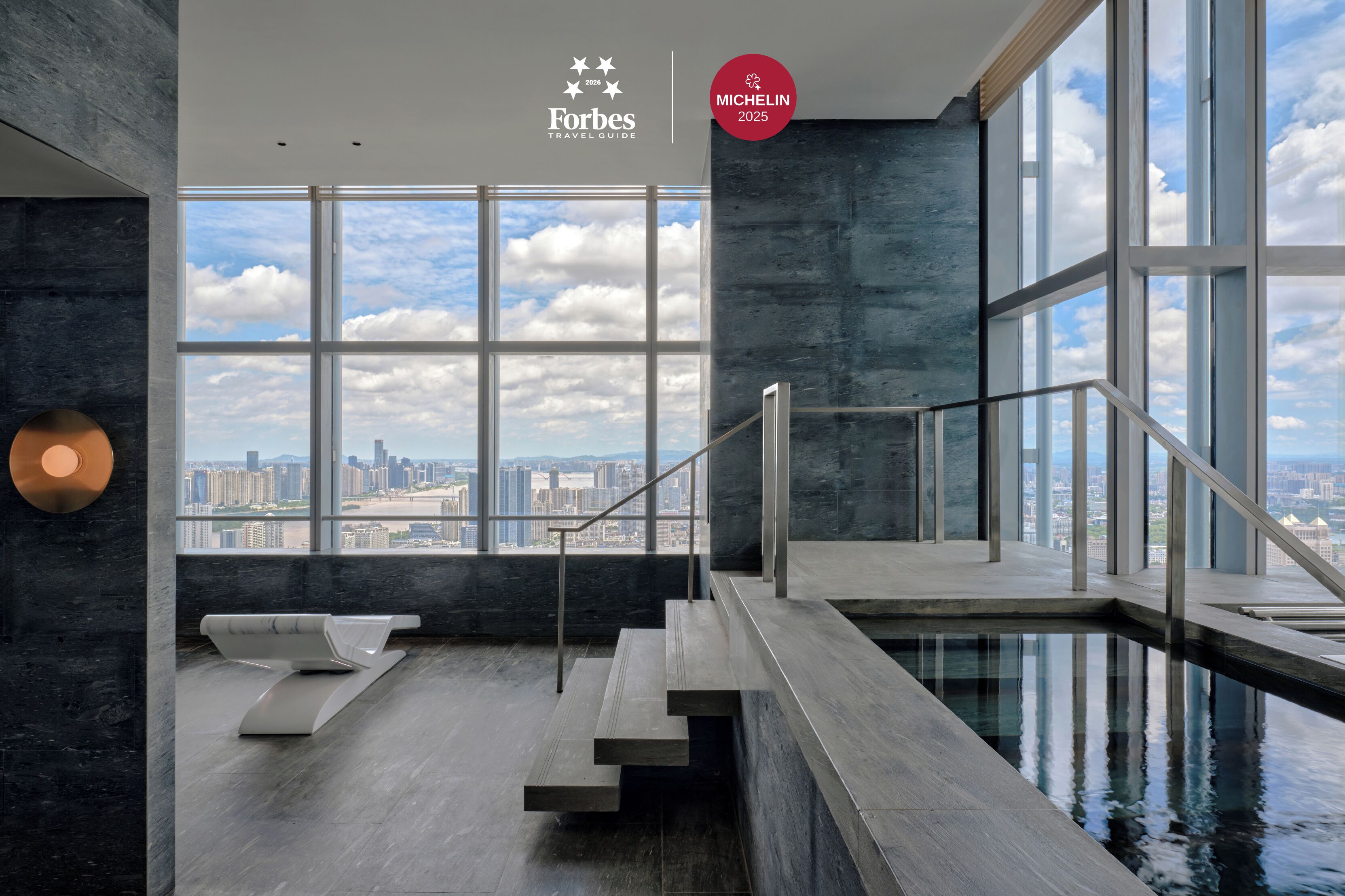 Kuntoiluvarusteita huoneessa