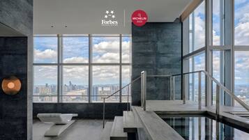 Kuntoiluvarusteita huoneessa