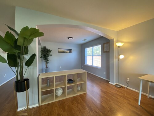 Entire house, near Bellaire, easy access to major highways.