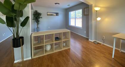 Entire house, near Bellaire, easy access to major highways.