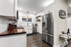 Fridge, microwave, oven, stovetop - Entire home in Grosse Pointe Park ... Welcome to the MotorcityBnB! (Grosse Pointe Park)