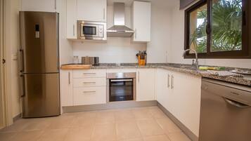 Réfrigérateur, micro-ondes, four, lave-vaisselle