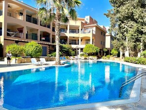 Outdoor pool - Beautifully presented 2 bedrooms apartment with a pool and garden view. (Paphos)