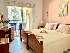 2 bedrooms, iron/ironing board, free WiFi, bed sheets - Beautifully presented 2 bedrooms apartment with a pool and garden view. (Paphos)