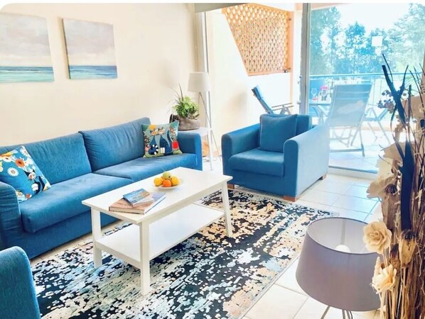 Smart TV, books - Beautifully presented 2 bedrooms apartment with a pool and garden view. (Paphos)