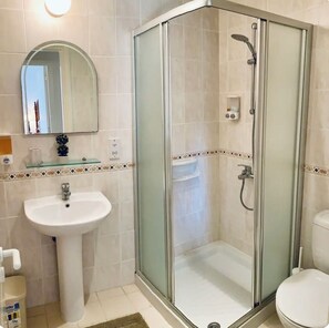 Shower, hair dryer, towels, soap - Beautifully presented 2 bedrooms apartment with a pool and garden view. (Paphos)