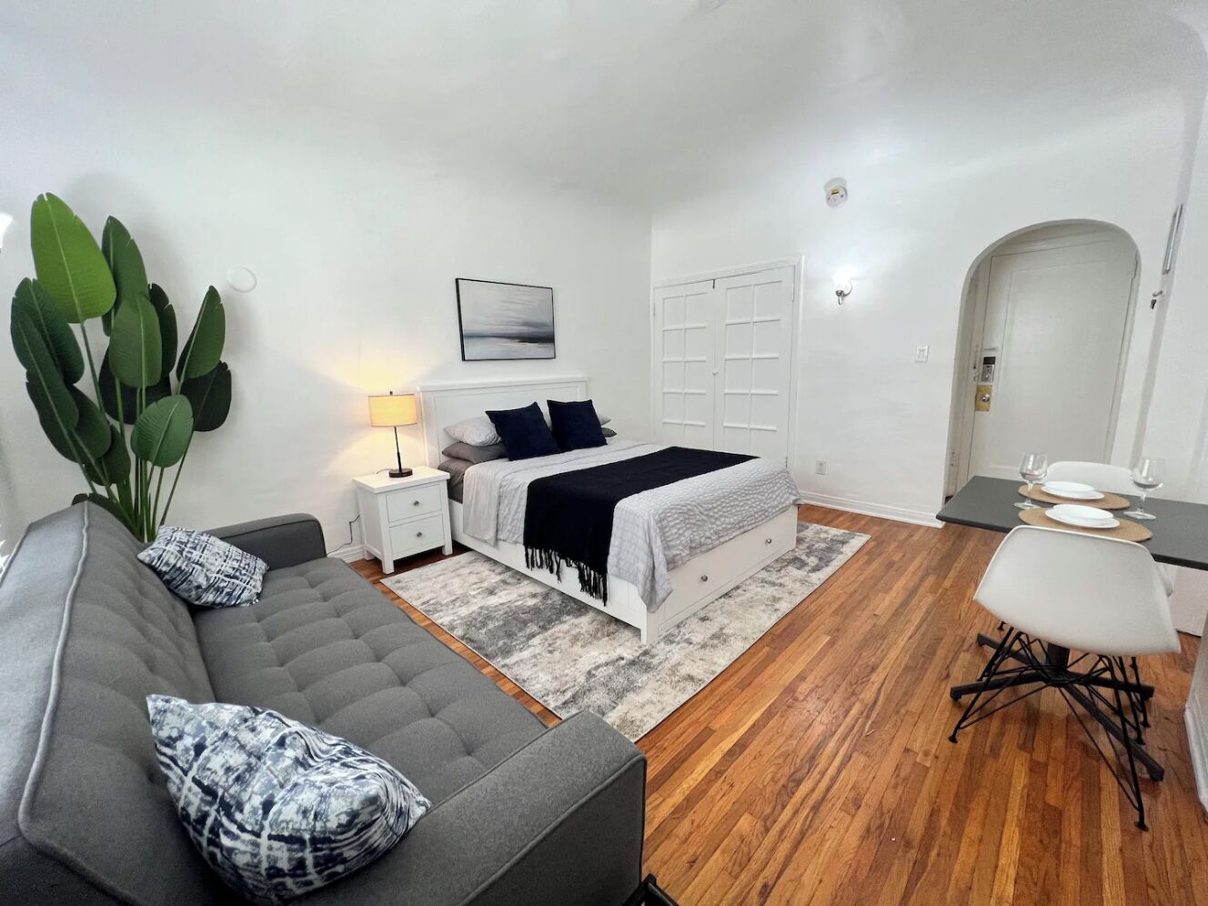 Studio within walking distance of LACMA 