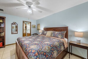 3 室のベッドルーム、デスク、アイロン / アイロン台、旅行用ベビーベッド