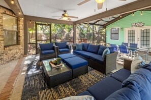 Interior - Enjoy art and relaxation in this hilltop home (Cedar Key)