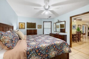 3 habitaciones, escritorio y tabla de planchar con plancha