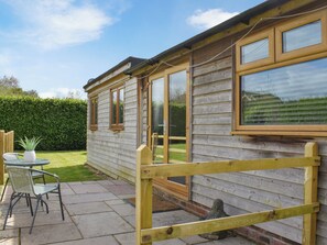 Outdoor dining - 1 bedroom accommodation in Emsworth, Havant (Emsworth, Havant)