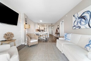 Apartment, Mehrere Betten (Ocean Breeze East 803) | Wohnbereich