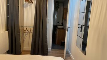 1 chambre, lit parapluie, Wi-Fi gratuit, draps fournis