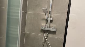 Douche, sĂšche-cheveux, serviettes fournies, papier toilette