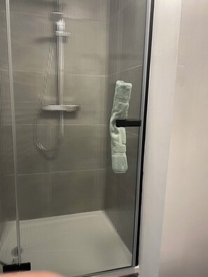 Dusche, Haartrockner, Handtücher, Toilettenpapier
