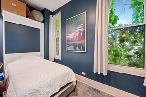 6 bedrooms, iron/ironing board, travel crib, WiFi - Wicker Park 6bd/4ba, Steps from CTA, Parking Incl by AllSet Turnover (Chicago)