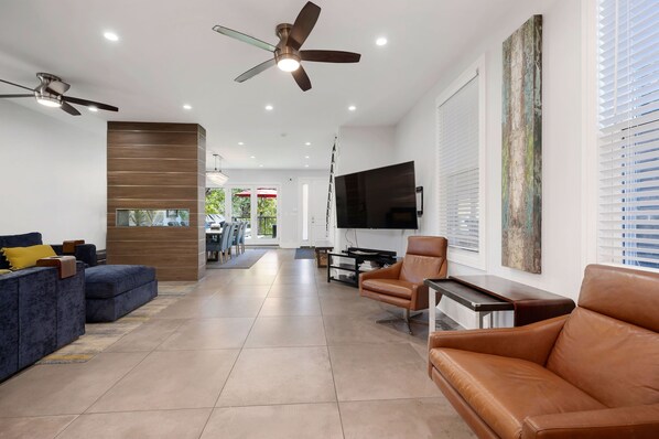 TV - Wicker Park 6bd/4ba, Steps from CTA, Parking Incl by AllSet Turnover (Chicago)