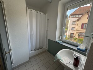 Een haardroger, handdoeken