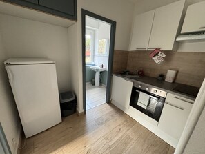 Een koelkast, een magnetron, een oven, een kookplaat