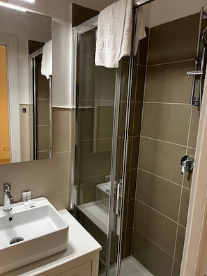 Dusche, Haartrockner, Bidet, Handtücher