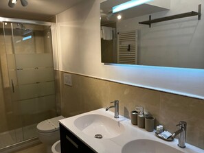 Shower, hair dryer, bidet, towels - Stendardi's House - Four Bedroom Apartment, Sleeps 8 (Rome)