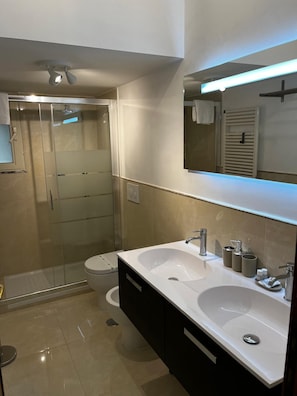 Douche, sèche-cheveux, bidet, serviettes fournies