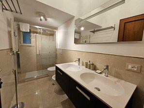 Suihku, hiustenkuivaaja, bidee, pyyhkeet