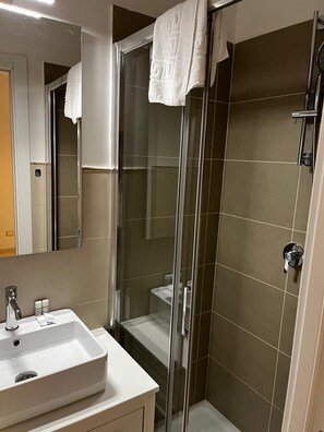 Shower, hair dryer, bidet, towels - Stendardi's House - Stanza 2 Bagno Esterno (Rome)