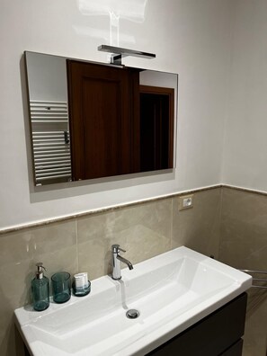 Ducha, secador de pelo, bidé y toallas