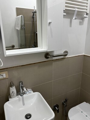 Shower, hair dryer, towels - Stendardi's House - Stanza 3 (Rome)