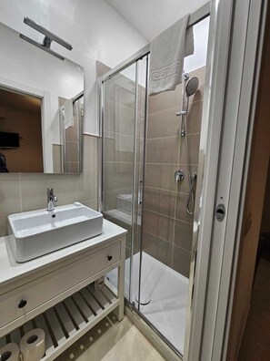 Douche, sèche-cheveux, serviettes fournies