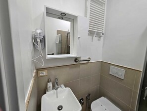 Dusche, Haartrockner, Bidet, Handtücher