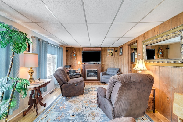 Living Room | Sleeper Sofa | Central A/C & Heating | Fireplace | 1st Floor