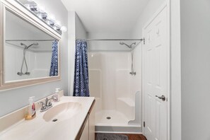Bathroom - Canal front 2BR 2BA condo,  Outdoor Pool (Ocean City)