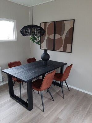 Dining - Gezellig Chalet met Omheinde Tuin (Haarle)