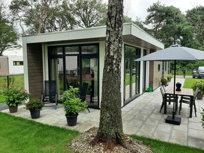 Outdoor dining - Gezellig Chalet met Omheinde Tuin (Haarle)