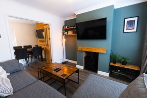 Smart-TV, Kamin, Bücher
