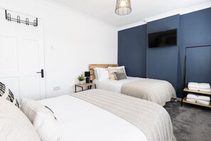 3 habitaciones, caja de seguridad en la habitación y escritorio