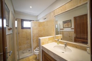 Regadera, toallas, jabón, papel de baño