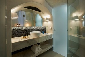 Douche, serviettes fournies, savon, papier de toilette