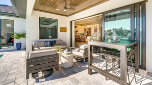 Un’area patio esterna con tavolo, sedie e divano.