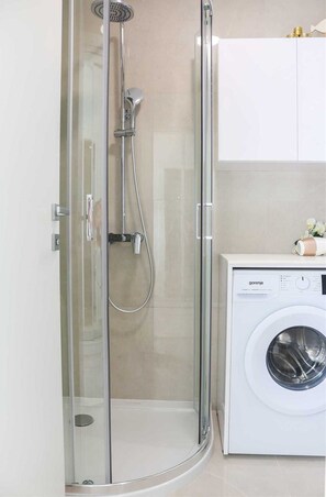 Een douche, een haardroger, handdoeken