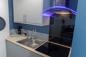 Réfrigérateur, four à micro-ondes, un four, surface de cuisson