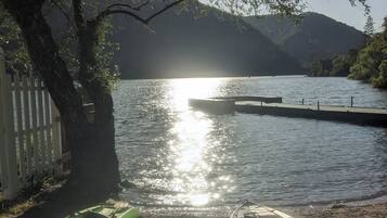 Une scène au bord du lac avec des kayaks et un quai.