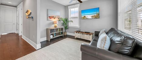 Maison, plusieurs lits (Sail Away) | Coin séjour | Télévision