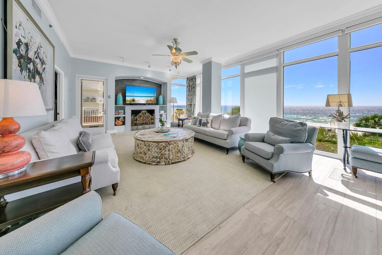 Condo, várias camas (Sterling Beach #301) | Área de estar | TV