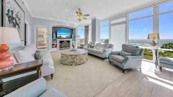 Condo, várias camas (Sterling Beach #301) | Área de estar | TV