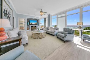 公寓客房, 多張床 (Sterling Beach #301) | 起居區 | 電視