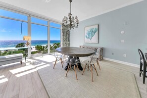 公寓客房, 多張床 (Sterling Beach #301) | 用餐區